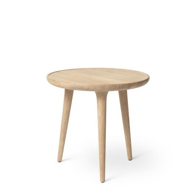 Runder, heller Accent Beistelltisch von Mater aus Holz mit drei Beinen.
